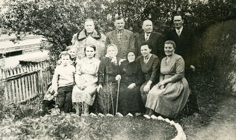 KKE 4031.jpg - Rodzina Sacewicz. Od lewej: rząd dolny, piąta babcia Jadwiga Sacewicz, szósta Stefania (Sacewicz) Kluk. Od lewej: rząd górny, czwarty Wiktor Kluk.